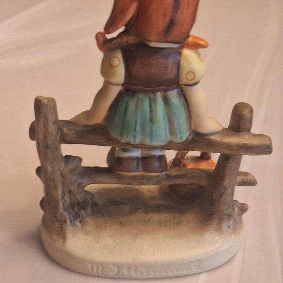 Hummel Just Resting Girl on Fence with Basket Flowers Vintage Figurine Germany - Picture 4 of 5